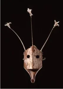 Masque. Yupik, Norton Sound, baie de Saint-Michel, Alaska, États-Unis. Vers 1890. Bois léger, pigments blancs, plumes. H. 24,5 cm. Inv. 900-1. Photo Studio Ferrazzini Bouchet. Musée Barbier-Mueller.